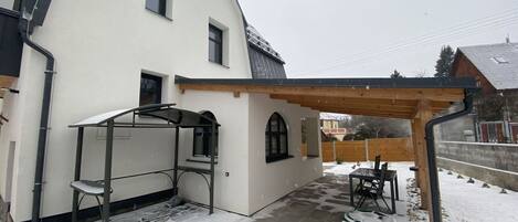 Building, Window, Property, Sky, Snow, House, Slope, Urban Design, Wood, Roof