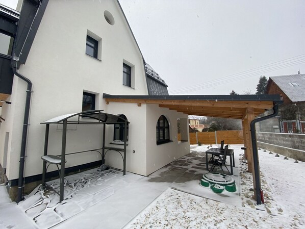 Building, Window, Property, Sky, Snow, House, Slope, Urban Design, Wood, Roof