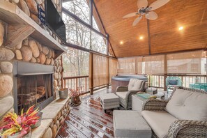 Covered Deck w/ Smart TV | Private Hot Tub | 1 Mi to Choctaw Landing Casino