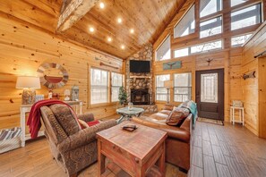 Living Room | Wood-Burning Fireplace | Smart TV | Free WiFi