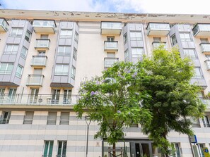 Bâtiment, Jour, Fenêtre, Nuage, Bloc Tour, Design Urbain, Condominium, Végétation, Arbre