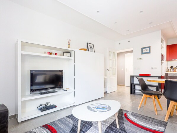 Table, Meubles, Propriété, Bâtiment, Éclairage, Design Intérieur, Orange, Canapé, Sol, Chaise