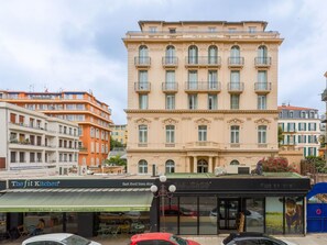 Bâtiment, Ciel, Voiture, Fenêtre, Nuage, Roue, Véhicule, Quartier, Condominium, Design Urbain