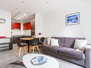 Meubles, Propriété, Table, Canapé, Salon, Éclairage, Design Intérieur, Sol, Bâtiment, Sol