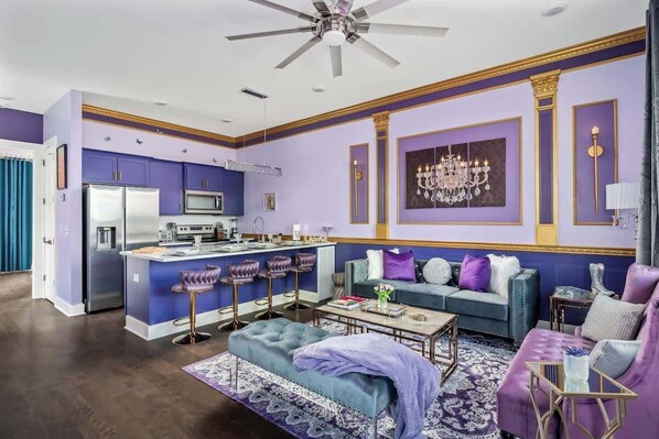 The dramatic main living area blends sophisticated dreamy vibes with Music City’s iconic energy. Whether you’re celebrating with friends, or simply soaking in the ambiance, this place is ready to inspire and captivate.