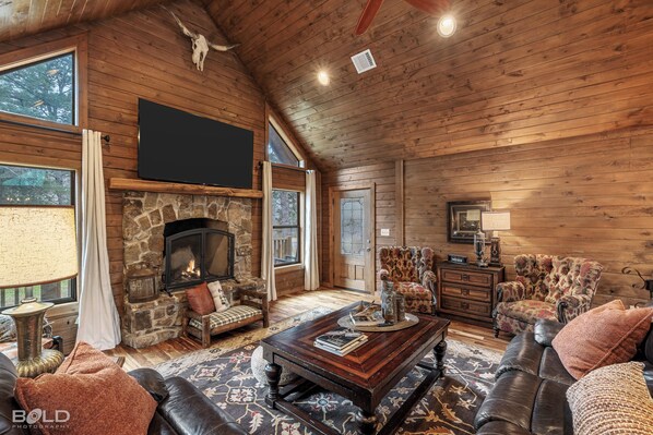 The soaring cathedral ceilings and rich wood interior bring the charm of a mountain lodge to the water’s edge. Cozy up by the crackling fireplace and soak in the stunning lake views, creating the perfect setting for relaxation and rejuvenation.
