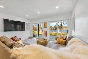 Downstairs living room area, views out onto Wilson Lake. Large screen smart TV.