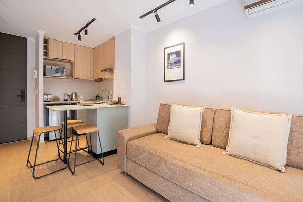 Experience modern comfort in this stylish living area, featuring a sleek kitchen and cozy seating for a perfect getaway.