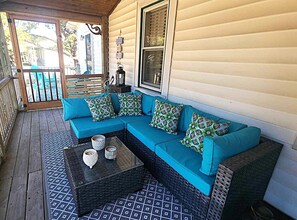 Screened Porch (alternate view)