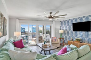 Hello Sunshine has 2 bedrooms, 3 full bathrooms and can accommodate 8 guests