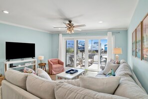 Hello Waves has 2 bedrooms, 3 full bathrooms and can accommodate 8 guests
