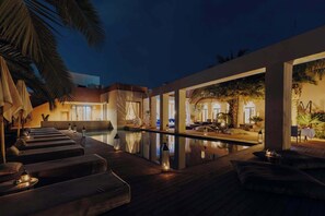 la piscine la nuit
