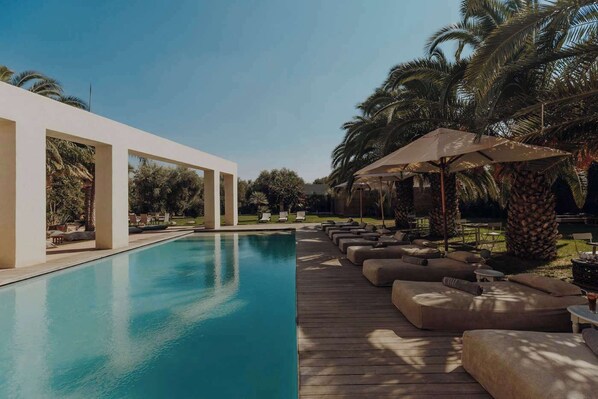 piscine et transats