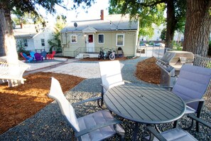 Spacious Backyard | Hammock, Fire Pit and Outdoor Dining