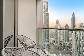 Balcony Escape: Sip drinks with stunning skyline views as you unwind in style!