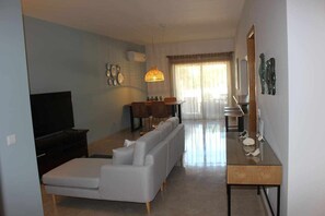 TV and multimedia,Balcony/Terrace,Living room,Decorative detail,Seating area,Dining area