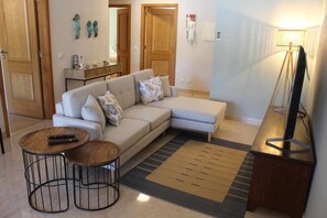 TV and multimedia,Decorative detail,Seating area