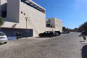 Facade/entrance,Street view,Family