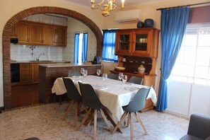 TV and multimedia,Coffee/tea facilities,Kitchen or kitchenette,Living room,Dining area