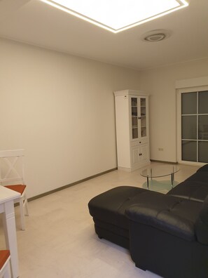 Wohnzimmer mit Couch & Oberlicht