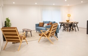 "Lar da Onda" is a cozy apartment in Nazaré, near the beach and the Fort. Perfect for exploring the region and enjoying an unforgettable holiday!
