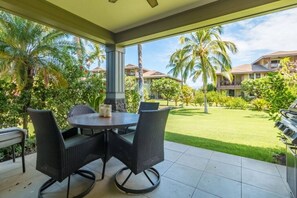 Enjoy a meal on lanai!