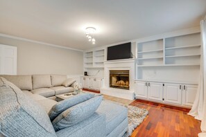 Living Room | Free WiFi | Smart TV | Fireplace | 1st Floor