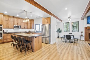 Easy access from the kitchen to the dining area