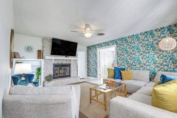 Living Room | Free WiFi | Smart TV | Fireplace | Central A/C