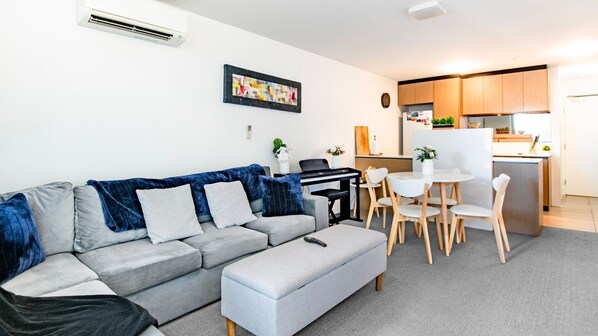 This living space offers a perfect blend of comfort and style, providing a welcoming atmosphere ideal for relaxation.