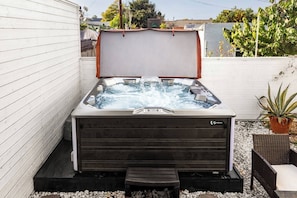 Our jacuzzi is designed to accommodate a maximum of seven individuals and boasts an impressive array of 63 jets, providing an ideal setting for complete relaxation and rejuvenation.