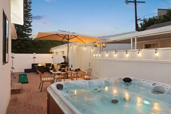 Our jacuzzi is designed to accommodate a maximum of seven individuals and boasts an impressive array of 45 jets, providing an ideal setting for complete relaxation and rejuvenation.