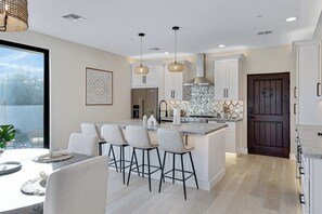 Kitchen island w/ stools