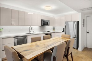 Full Kitchen with Dining Table