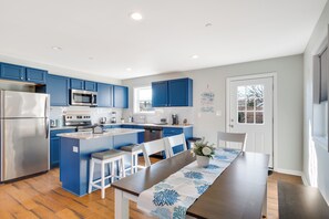 Enjoy a meal with the entire family with seating for 6 & additional bar stools.
