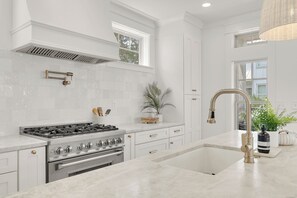 Second Floor Gourmet Kitchen - Bar Seating for 4