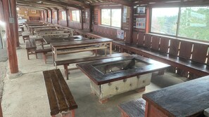 ・[Facilities] Equipped with 9 BBQ tables that can accommodate about 10 people. We can also accommodate large groups.