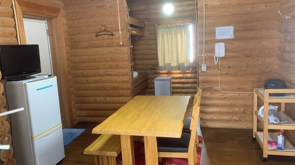 ・[Cottage/Kitchen] There is also a dining table so you can enjoy meals with your family and friends.
