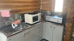 ・[Cottage/Kitchen] There is also a dining table so you can enjoy meals with your family and friends.