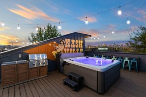 Relax in style on this chic rooftop deck with a luxurious hot tub and stunning Downtown Nashville views. Perfect for bachelorette parties or group getaways, this upscale oasis lets you soak in the Music City vibe. Grab your friends and enjoy!