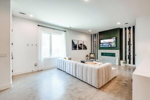 Experience this stylish retreat, perfect for relaxing after exploring Downtown Nashville. With plush seating and chic decor, it's ideal for large groups and family reunions—perfect for creating unforgettable memories!