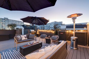 Elevate your getaway on this stunning rooftop deck, perfect for cocktails under the stars. Enjoy luxurious seating and fabulous skyline views—ideal for bachelorette parties or corporate retreats. Unforgettable memories await in Nashville!