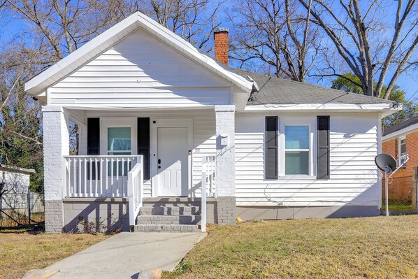Macon Vacation Rental | 3BR | 1BA | Stairs Required | 966 Sq Ft