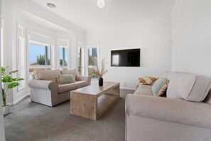 Living Area 1 + Smart TV