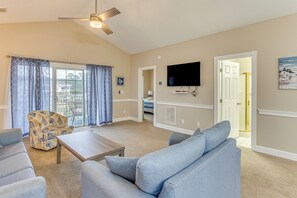 Living Room | Full Sleeper Sofa | Free WiFi | Smart TV | Central A/C