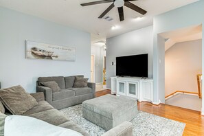Living Room | 2nd Floor | Central Heating & A/C | Free WiFi | Smart TV