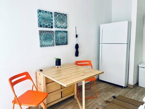 KITCHEN WITH FRIDGE, DINING TABLE, WALLART