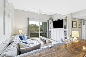 892 Ketch Court | Living Area