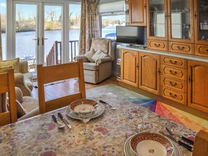 Open plan living space | Rainbow’s End, Brundall