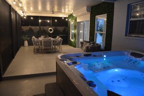 Indoor spa tub
